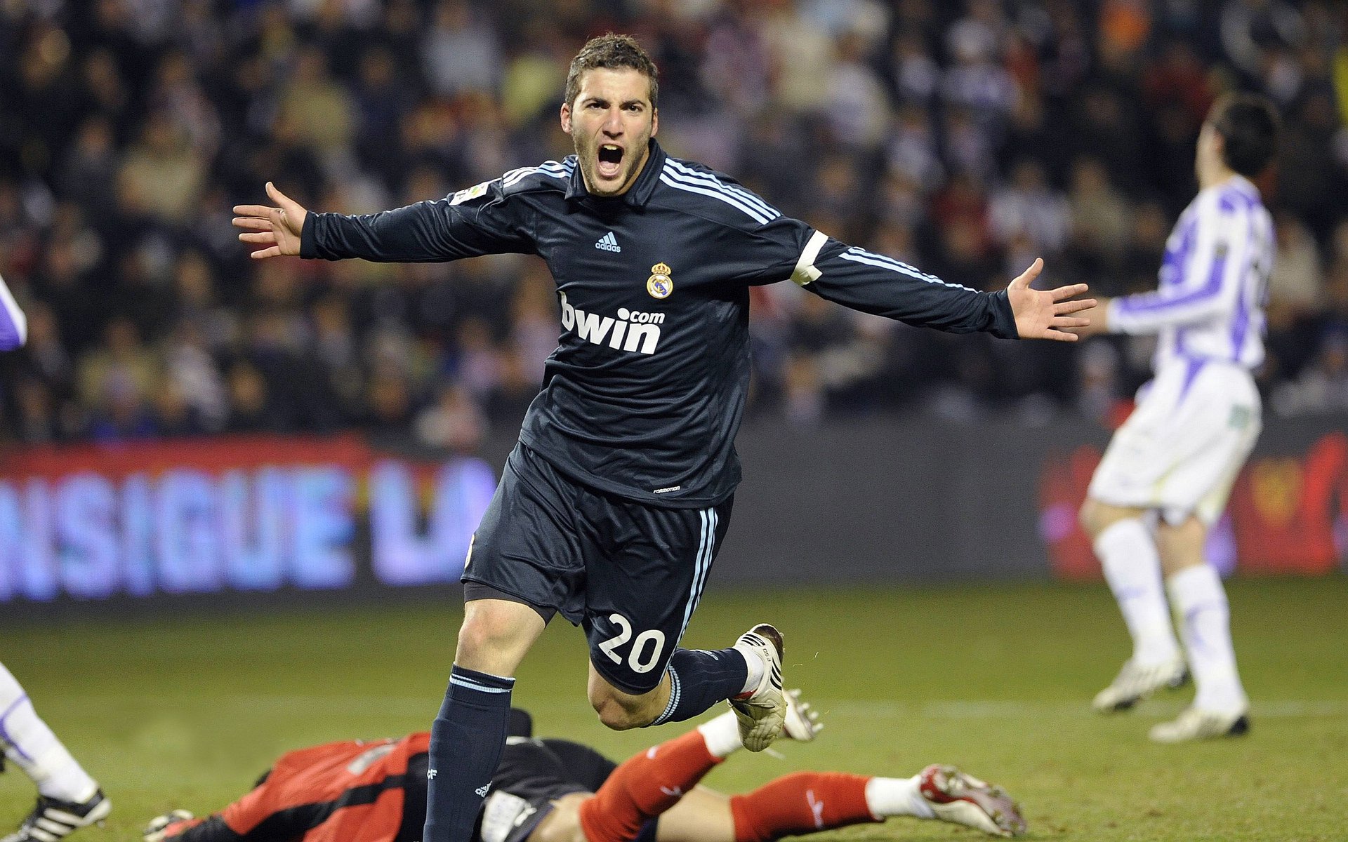 比赛规则变更首场状态出色,拜仁观众沸腾!,姆巴佩重返赛场观众掌声雷动