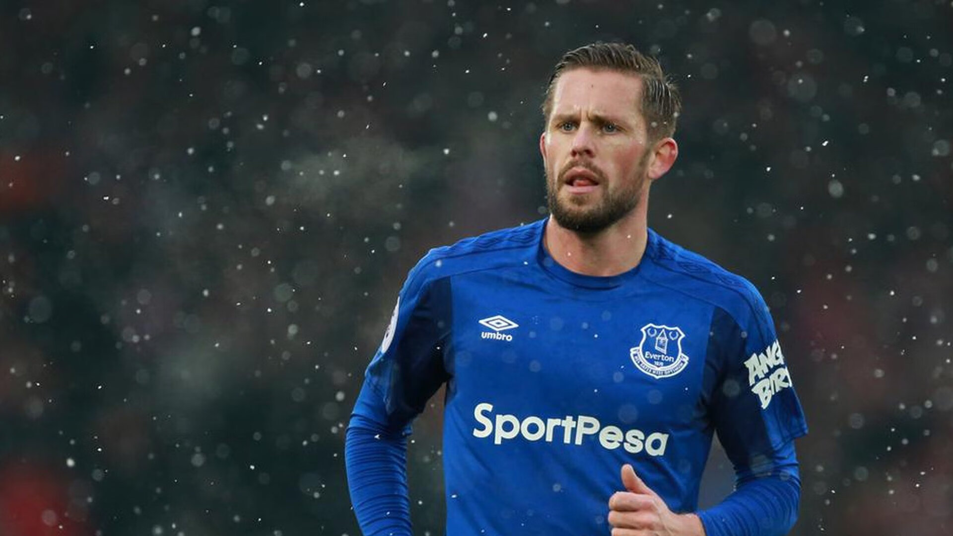 C罗与60激战老鹰分钟,锐不可当胜负难料!阿扎伦卡焦点对战引发球迷热议